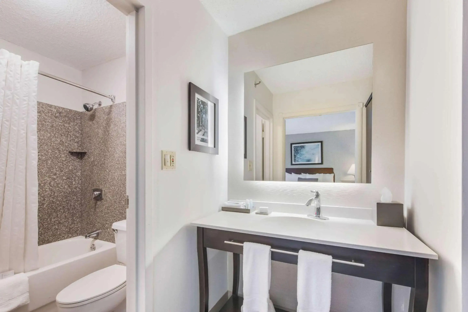 The Blu Hotel Blue Ash Cincinnati, an Ascend Collection Hotel