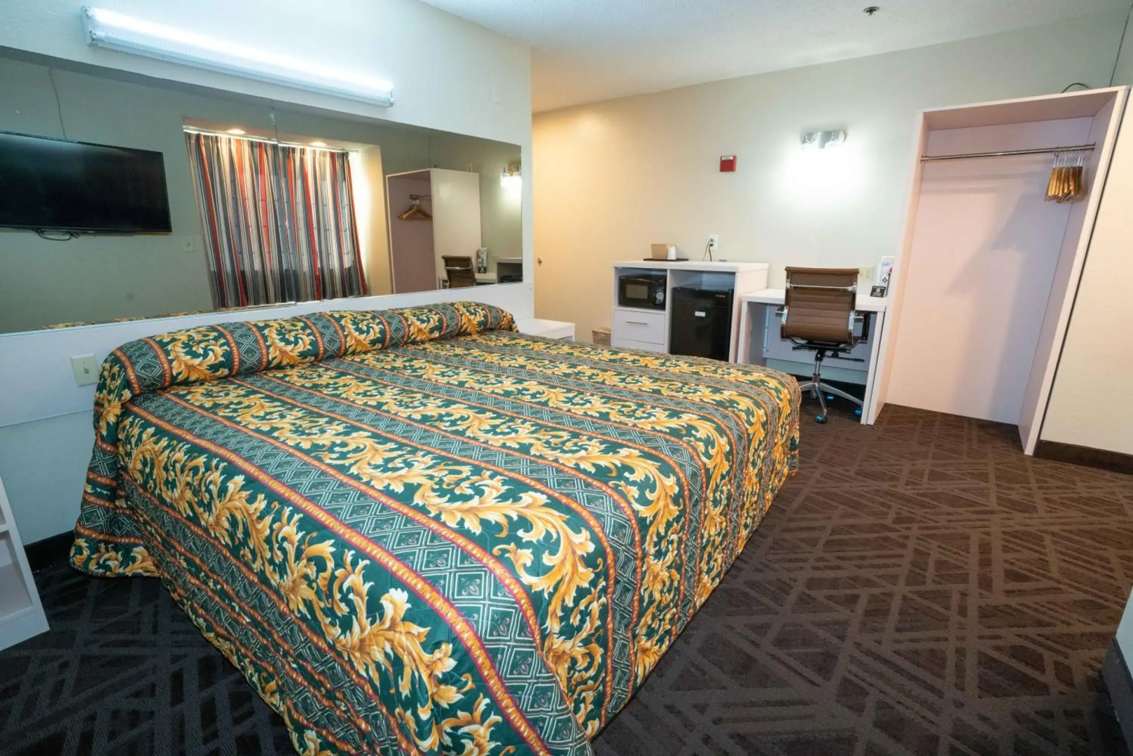 Red Roof Inn & Suites Euless - DFW Airport Southwest