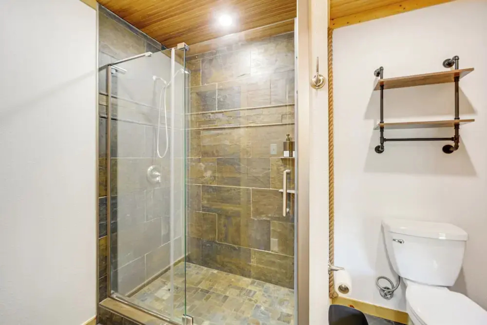 5 Mi to Dtwn Dripping Springs: Cabin w/ Jacuzzi!