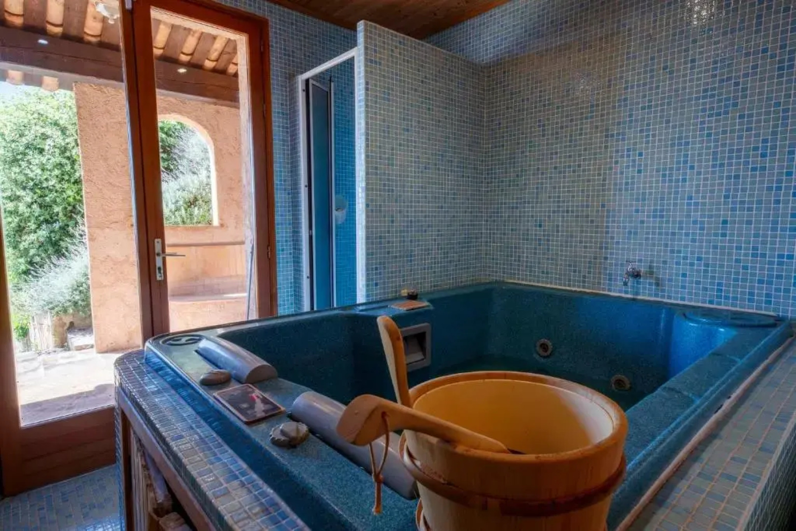 06T - Spacious villa with sea view- pool - jacuzzi-sauna