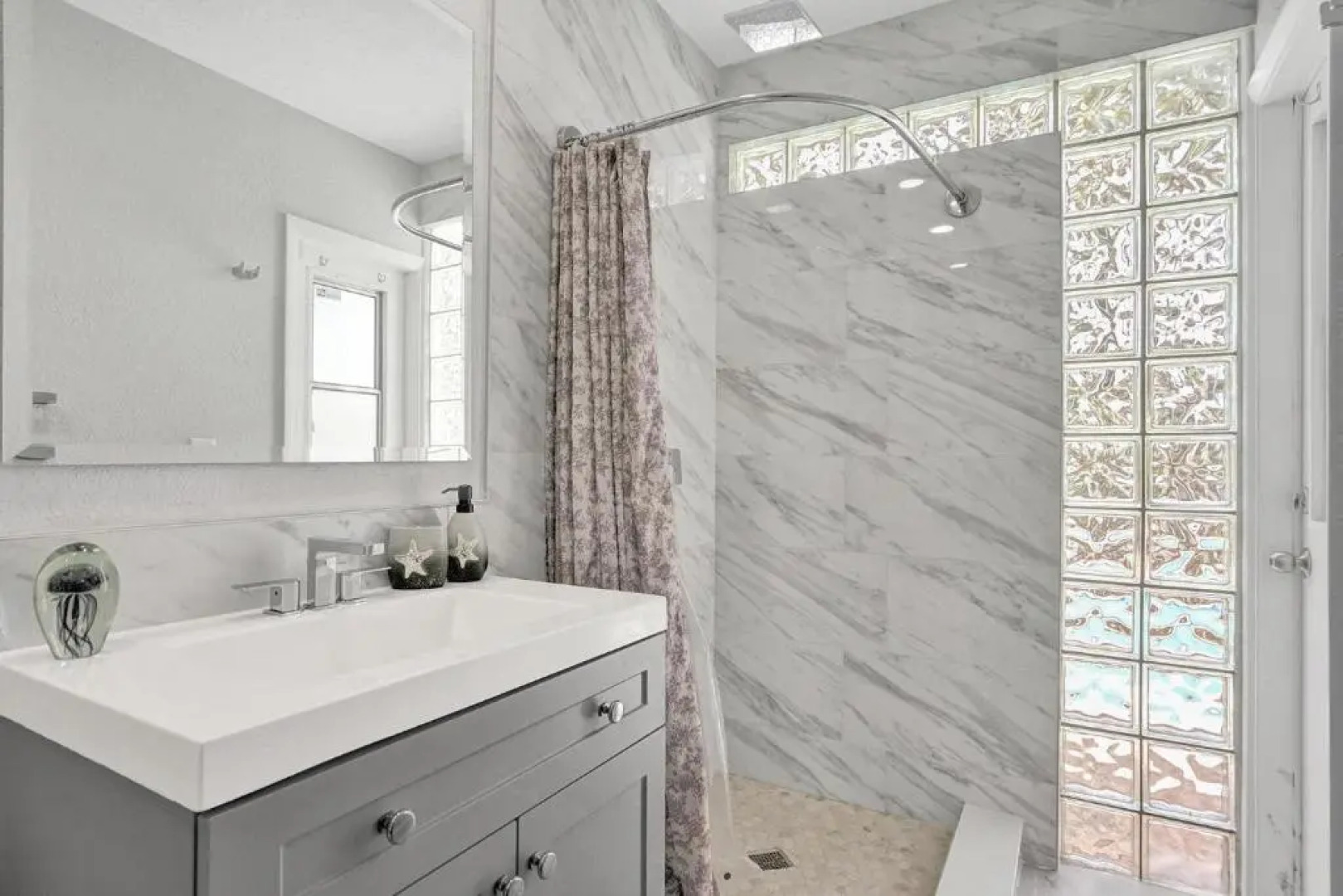 Modern 4bdr Home With Pool By The Beach