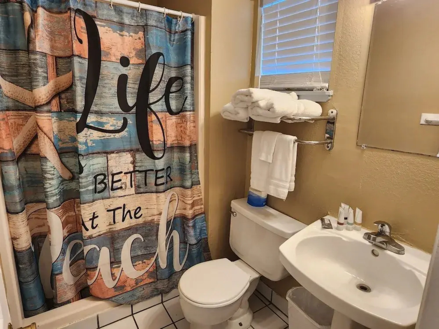 Upper Deck Hotel and Bar - Adults Only