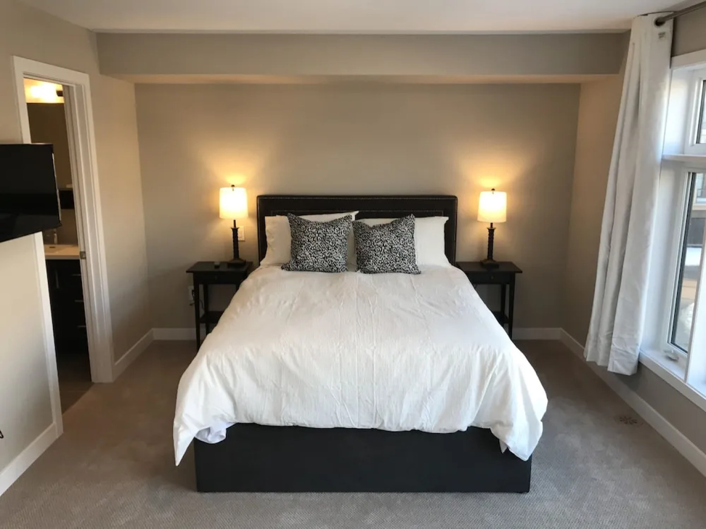 Upscale Lake View Town Home