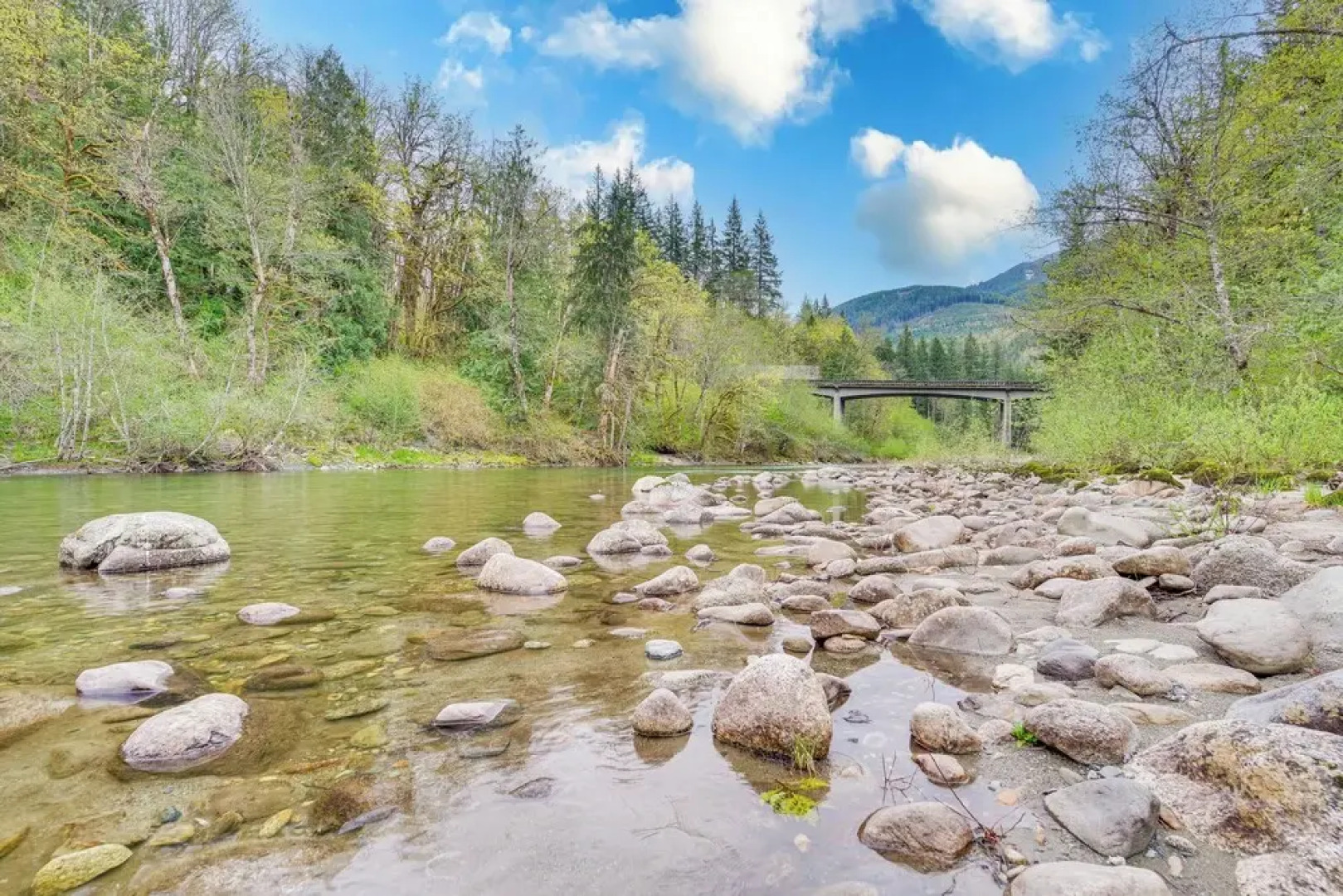 Riverfront Skykomish Cabin w/ Private Hot Tub!