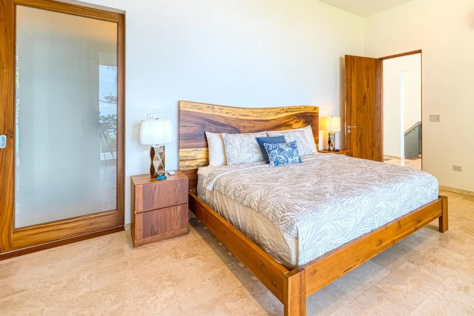 Short Walk to Restaurants Cafe Bar Saltwater Pool