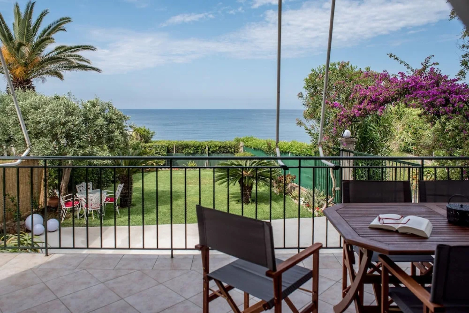 Oikia Eleanthi - Beachfront Garden Home