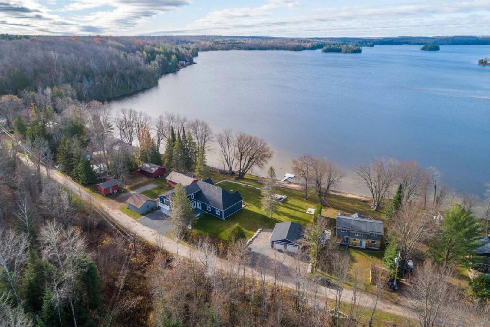 Luxury Cottage overlooking Wollaston Lake-Hot tub