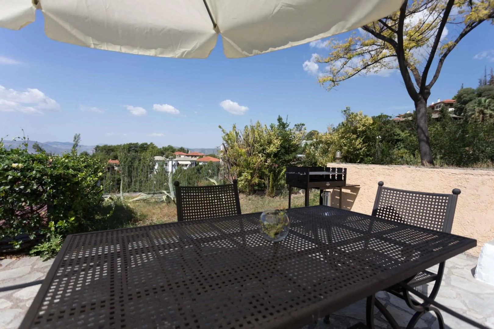 Tranquil Infinity Pool Getaway (private jacuzzi and steam bath, pool, garden, sea and city views)