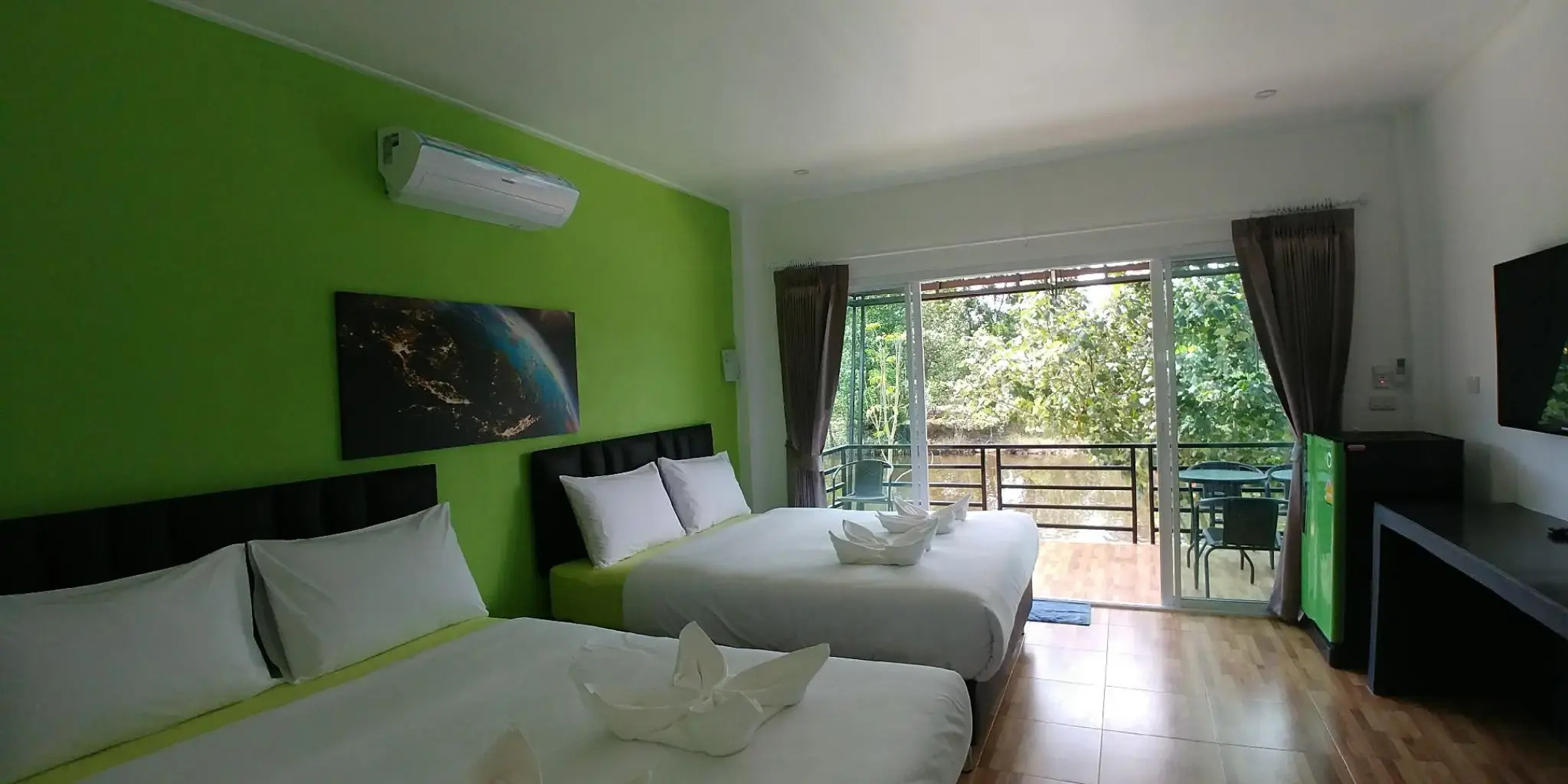 Thipburee Riverside Hotel