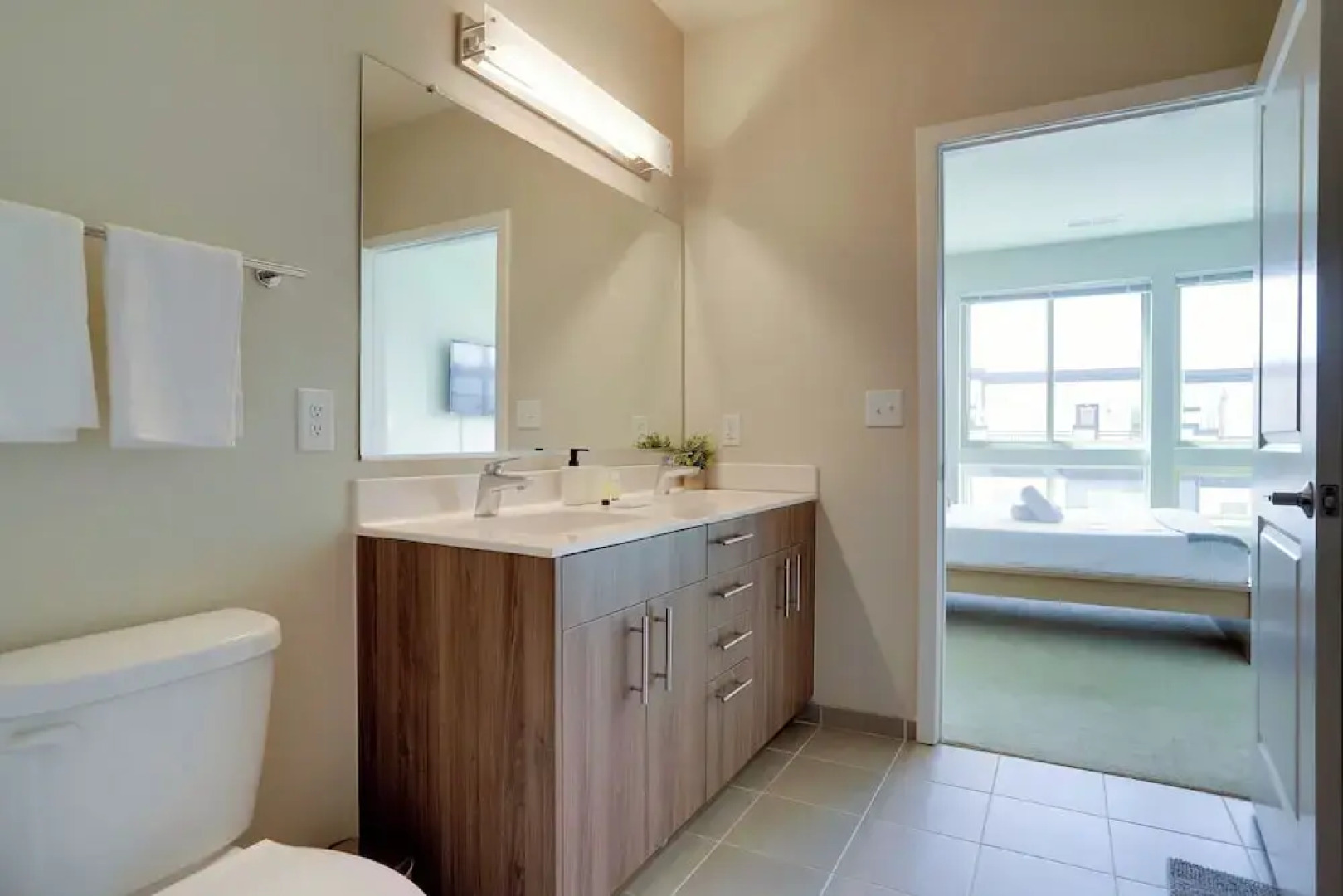 Stylish 2BR Condo in Alexandria