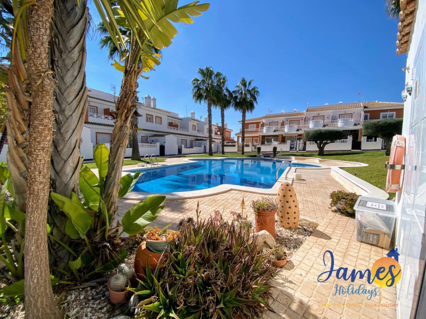 Laguna Townhouse overlooking Communal Pool LOM01