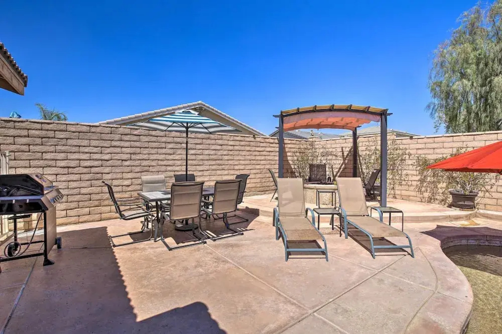 Coachella Retreat: Pool, Near Music Festivals