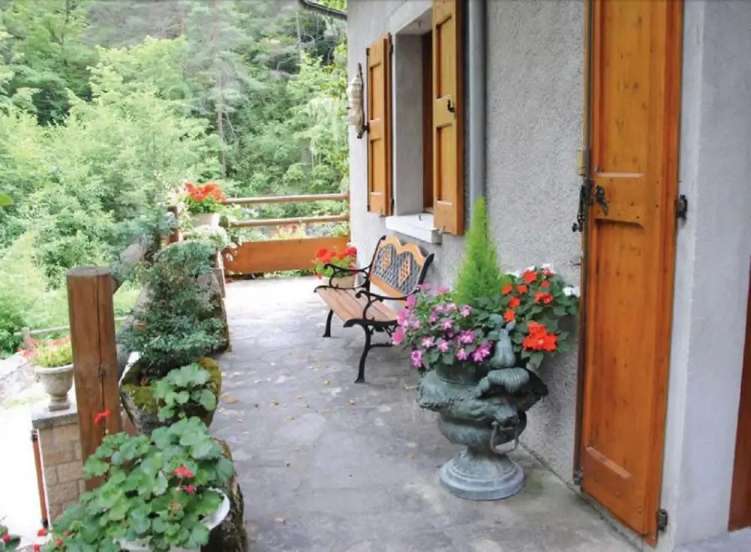 Villa With 4 Bedrooms In Saint-pierre-des-tripiers, With Wonderful Lake View, Private Pool, Furnished Garden - 41 Km From The Slopes