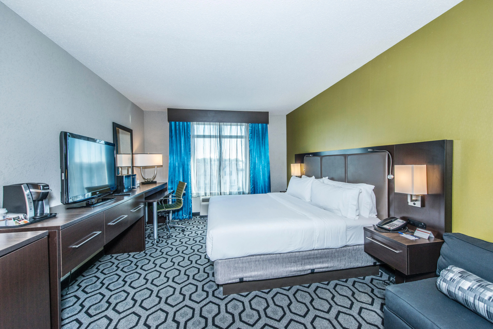 Holiday Inn Express & Suites Charleston Arpt-Conv Ctr Area