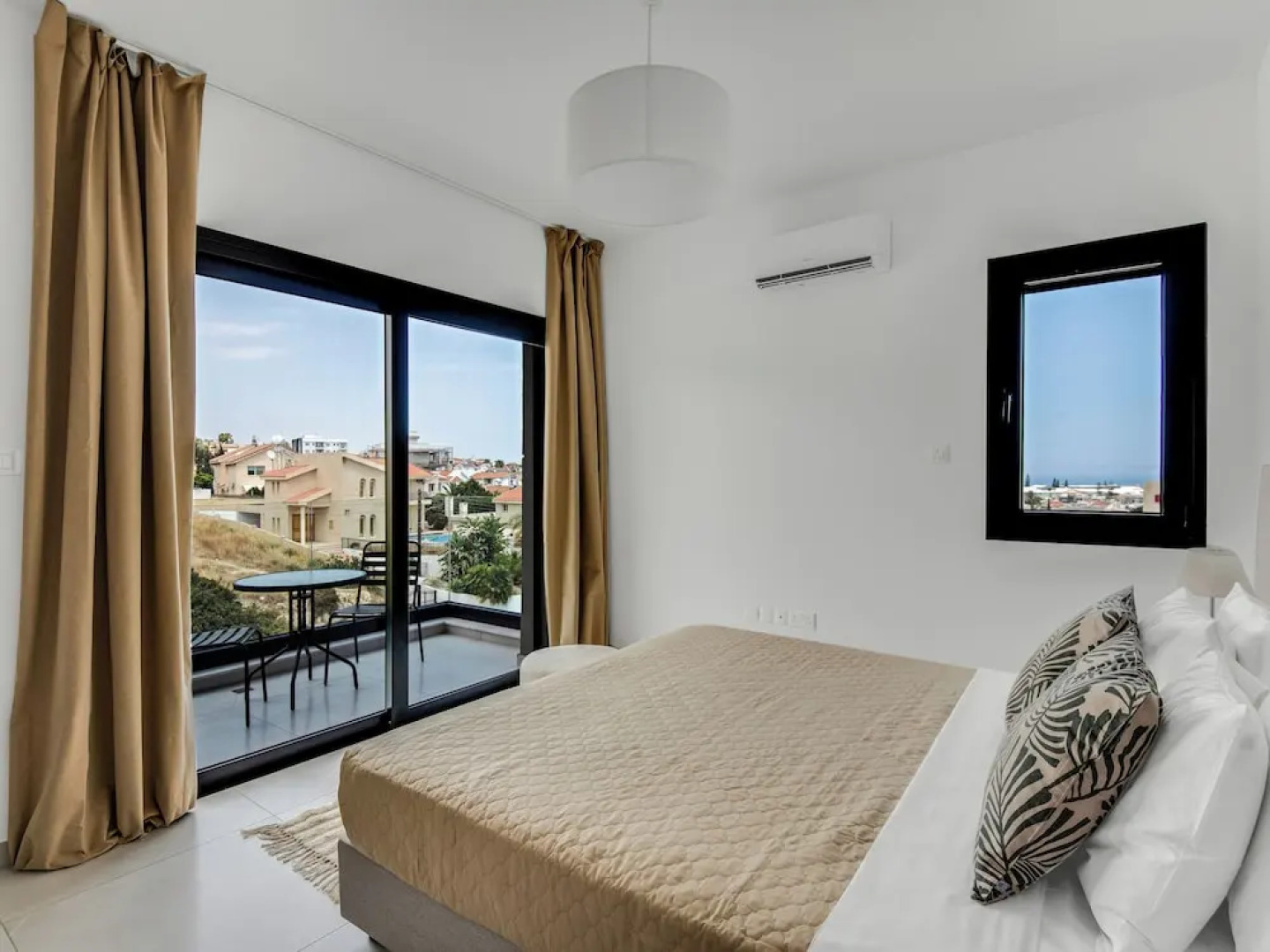 Sanders Elgio - Pleasant 2-bdr Apt w Balcony