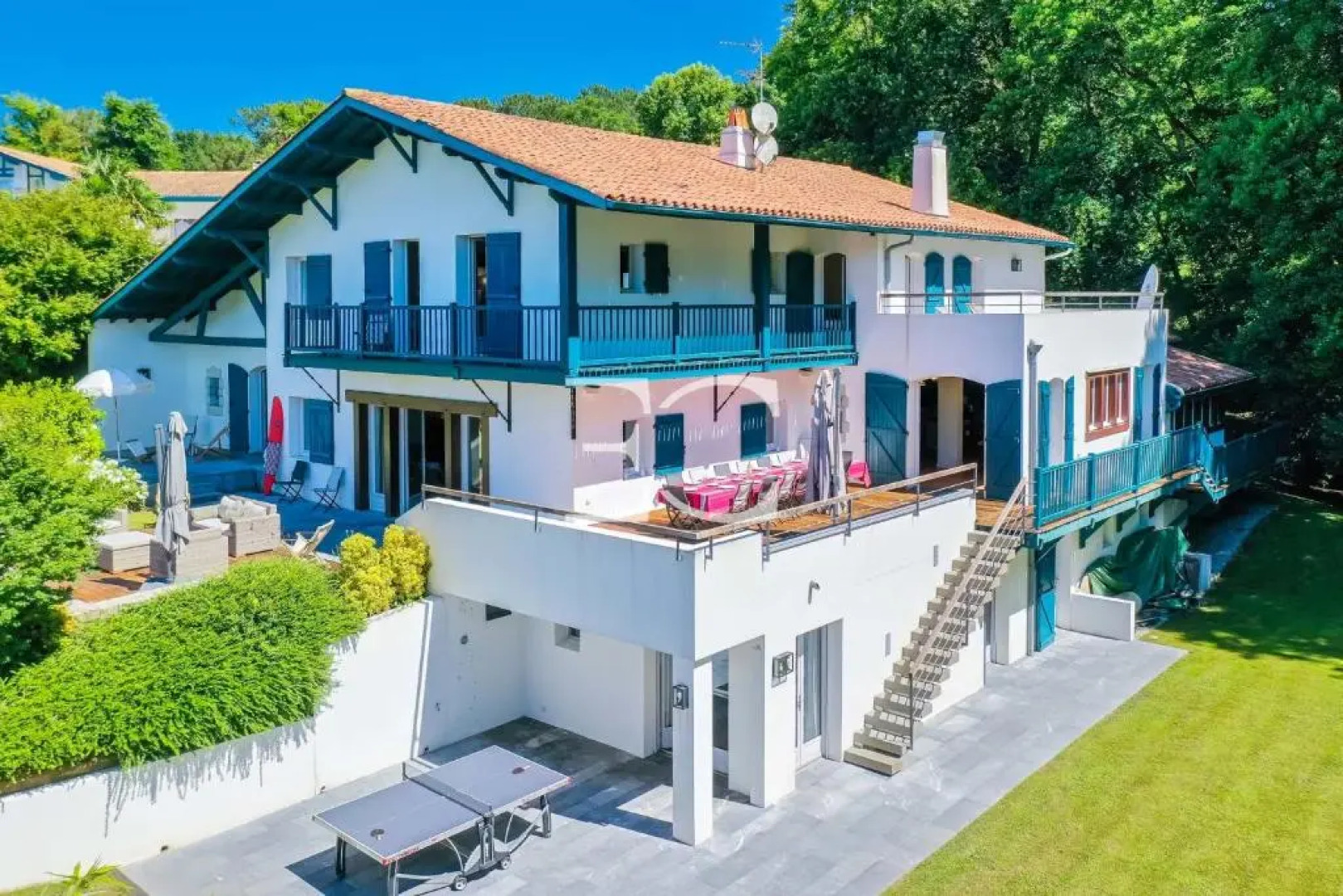 Easy Clés- Splendid 8 bedrooms property & pool