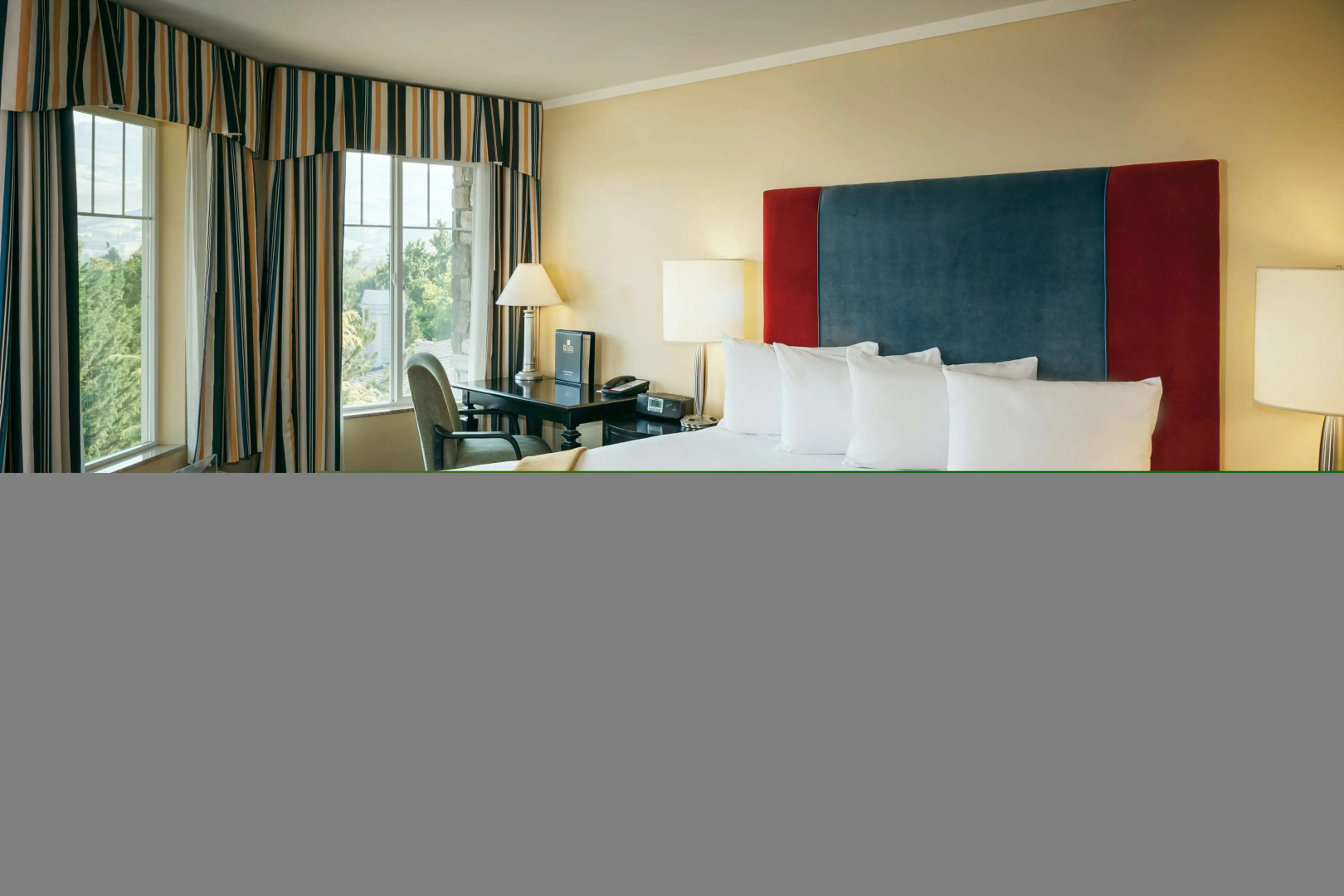 Plaza Inn & Suites at Ashland Creek