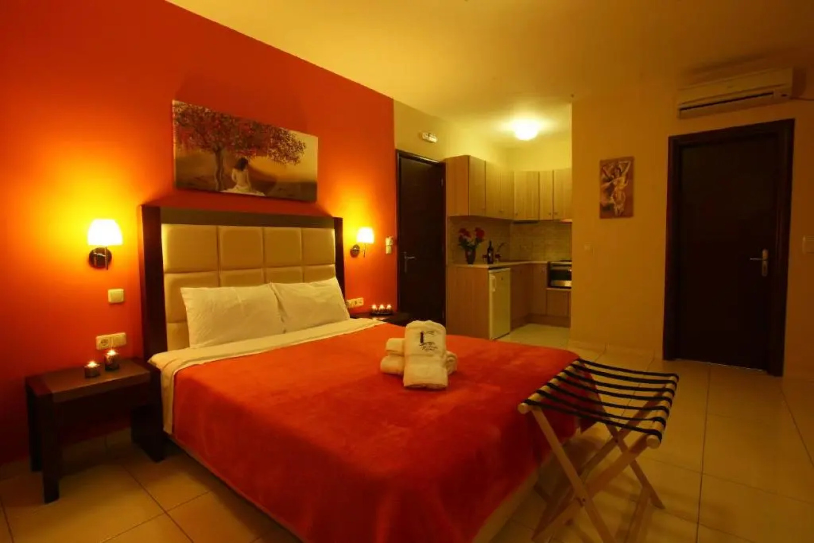 Faros Luxury Suites & Restaurant