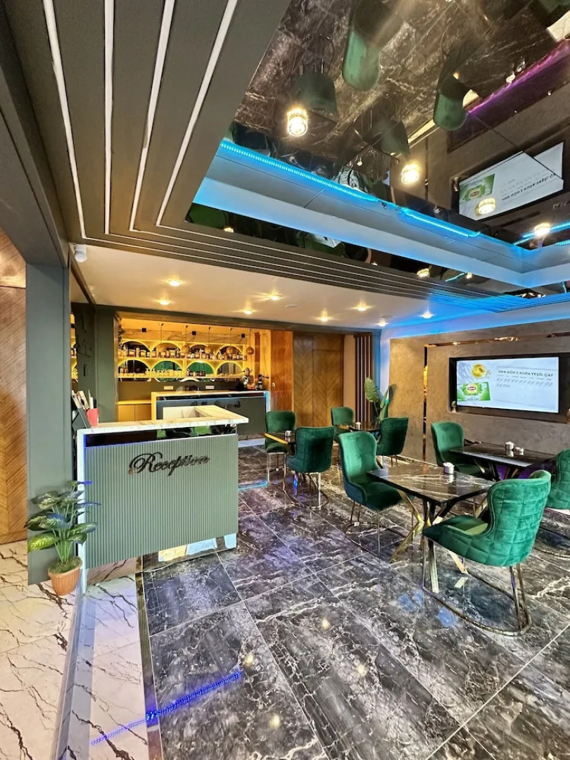 Отель Crowned Plus Hotel