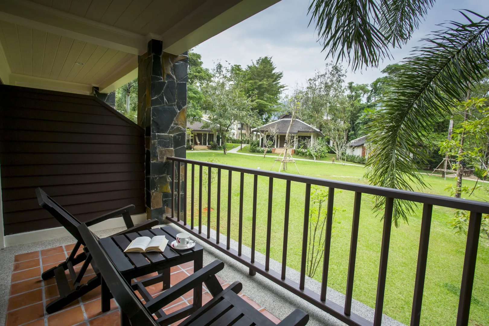 The Leaf On The Sands by Katathani