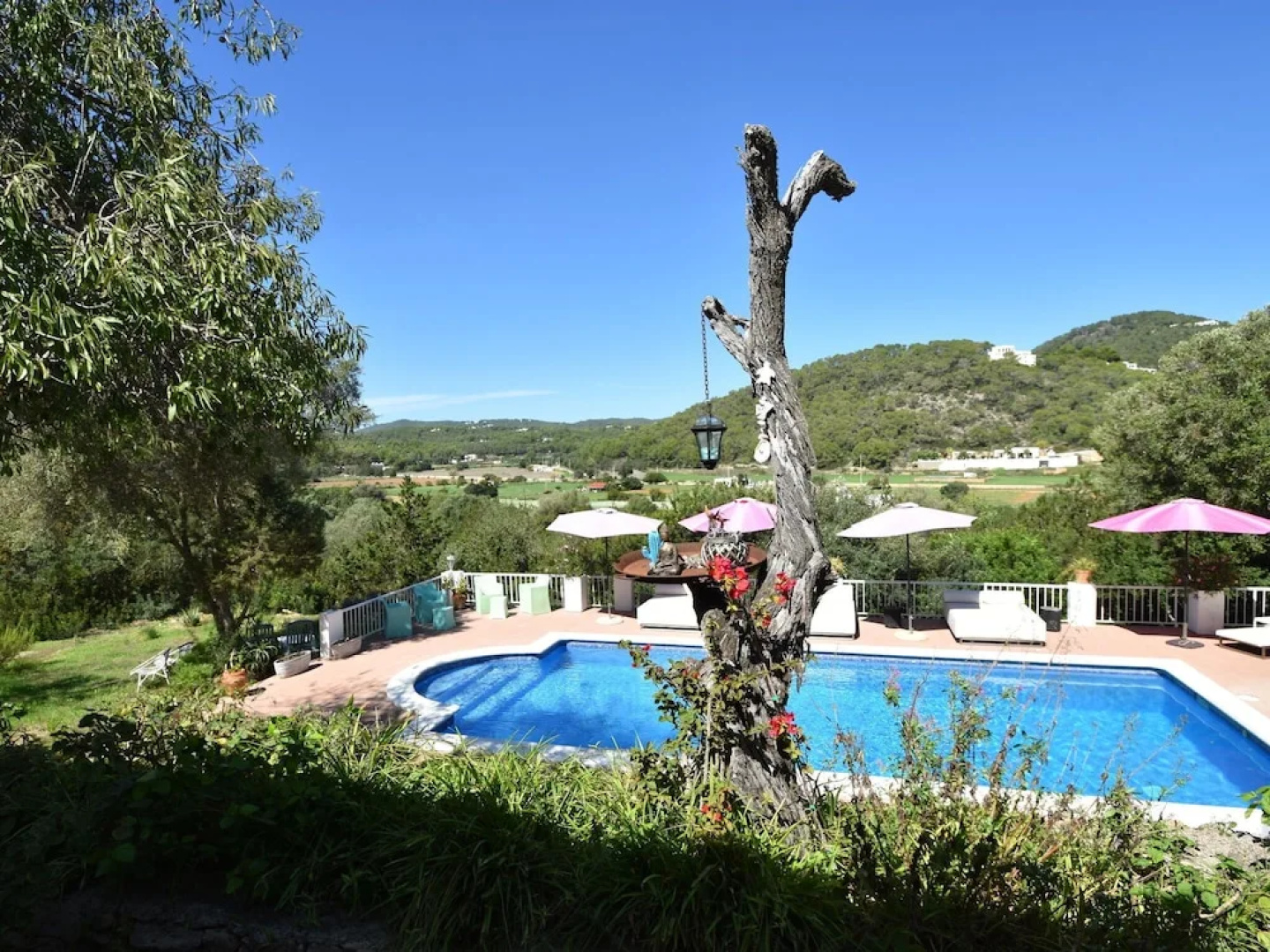 Charming Holiday House Within Walking Distance of Cala Llonga Beach and Village