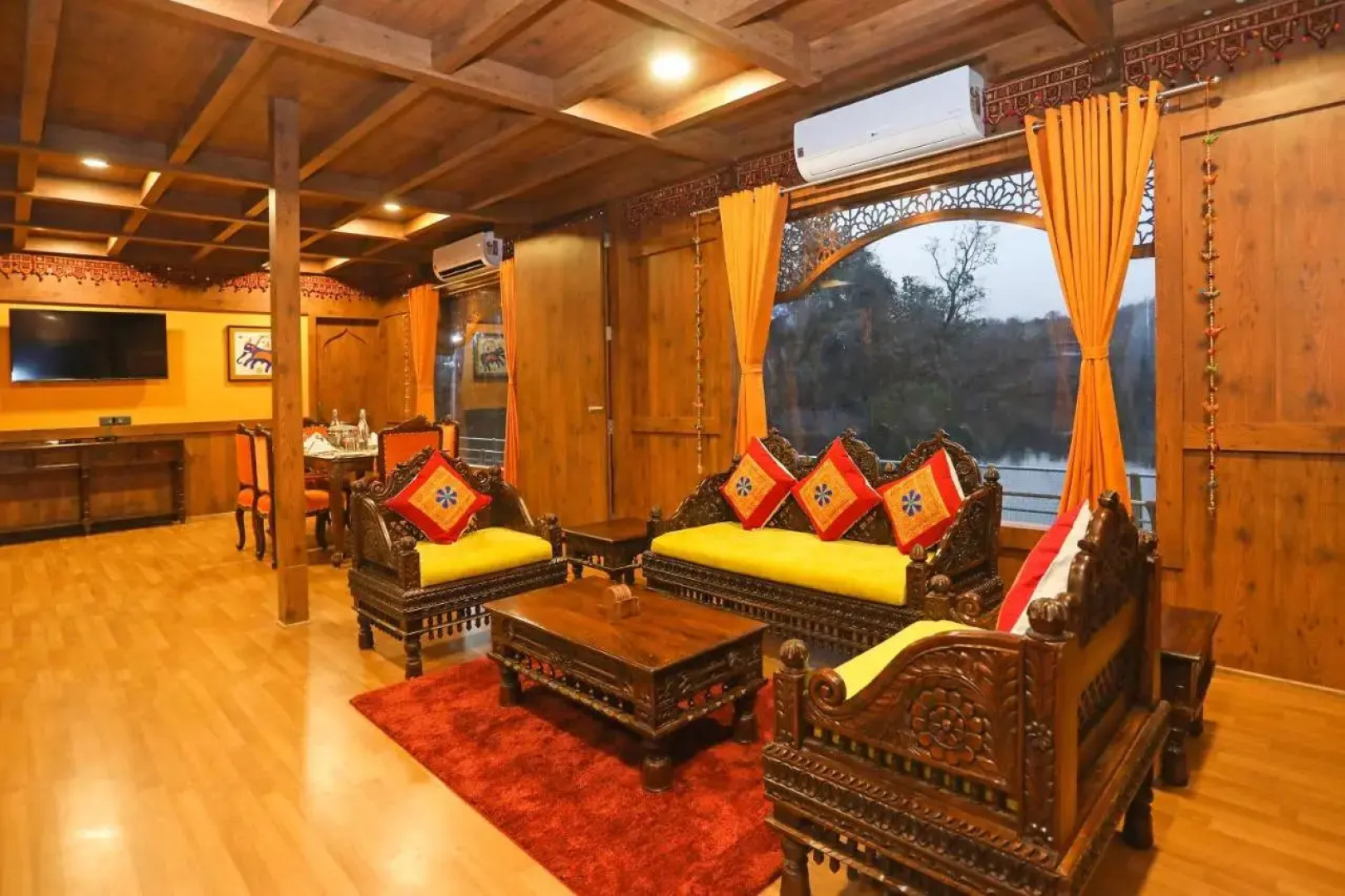 OYO EKTA Houseboat