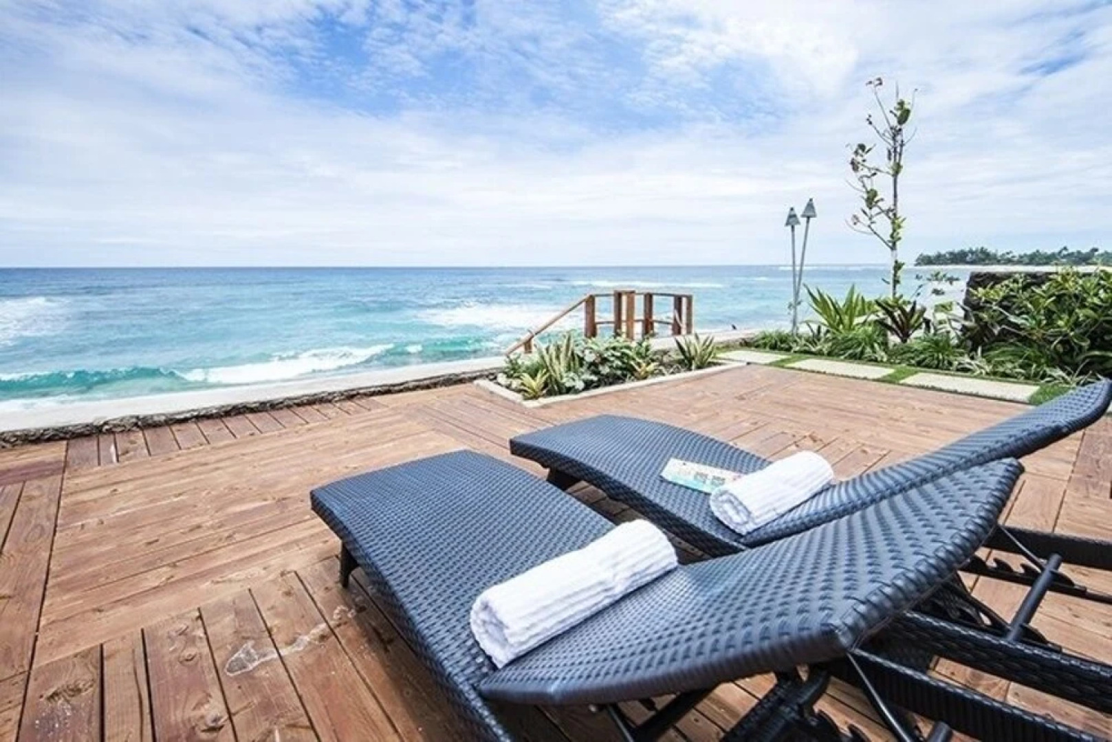 Blue Mahina At Sunset Beach 4 Bedroom Home by RedAwning