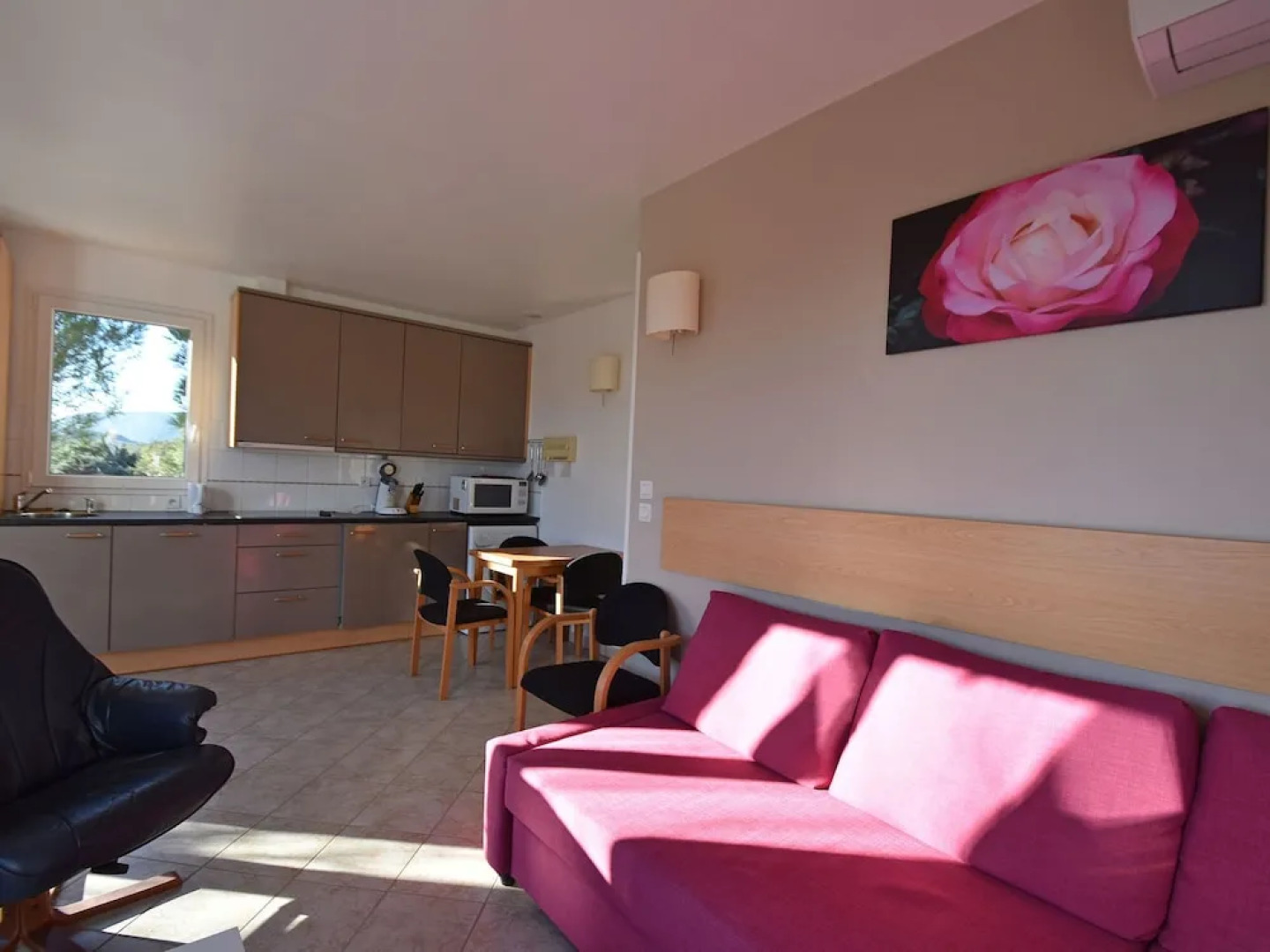 Air-conditioned villa with heated pool, guesthouse and stunning views