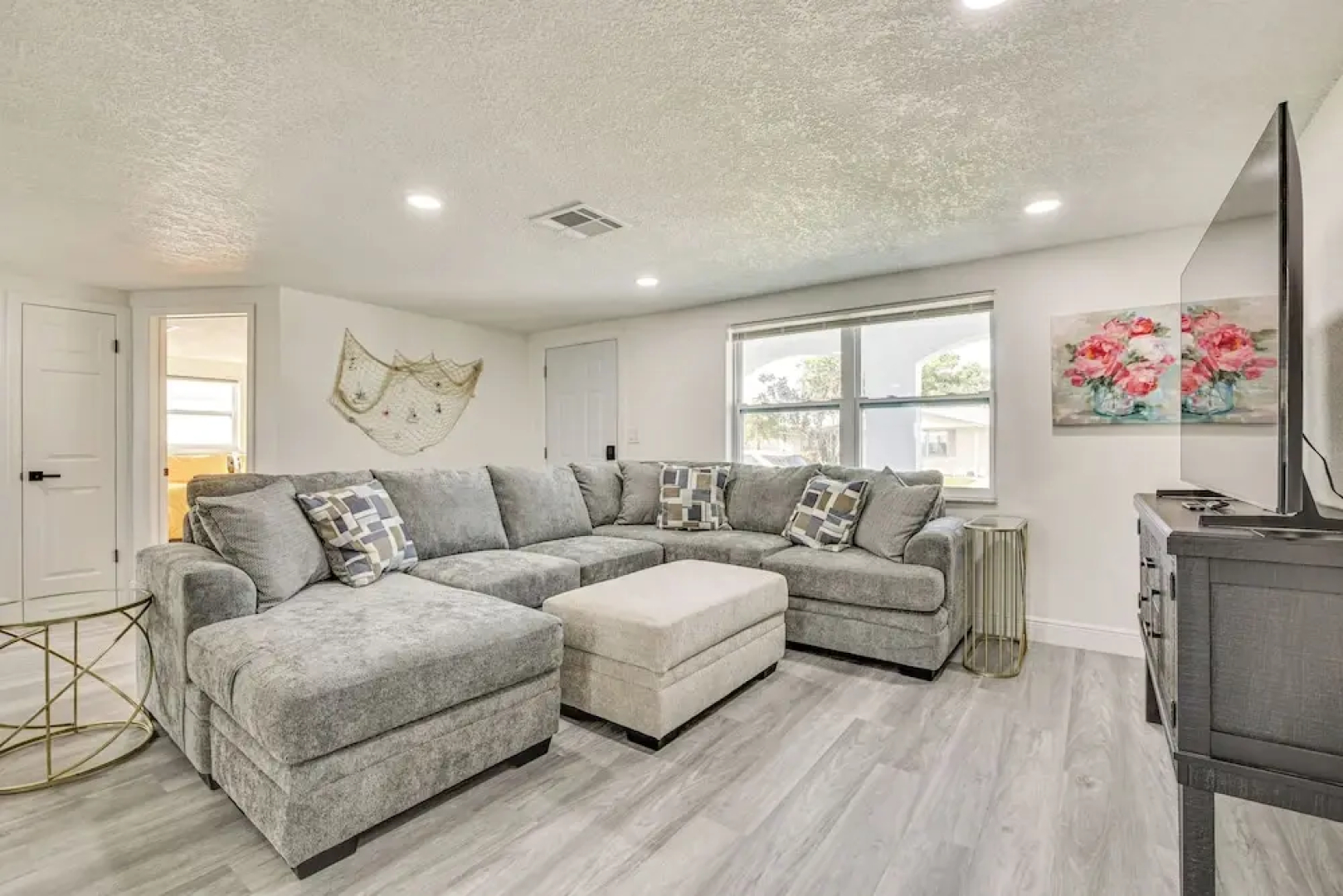 Canal-front Holiday Home Near Beach: Swim & Paddle
