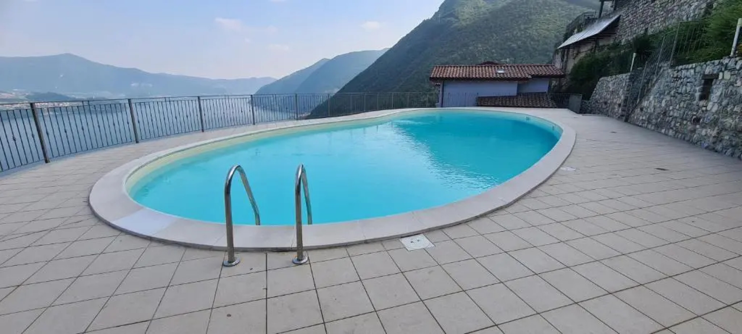 Residence Sirene alloggio Stefania vista lago e piscina