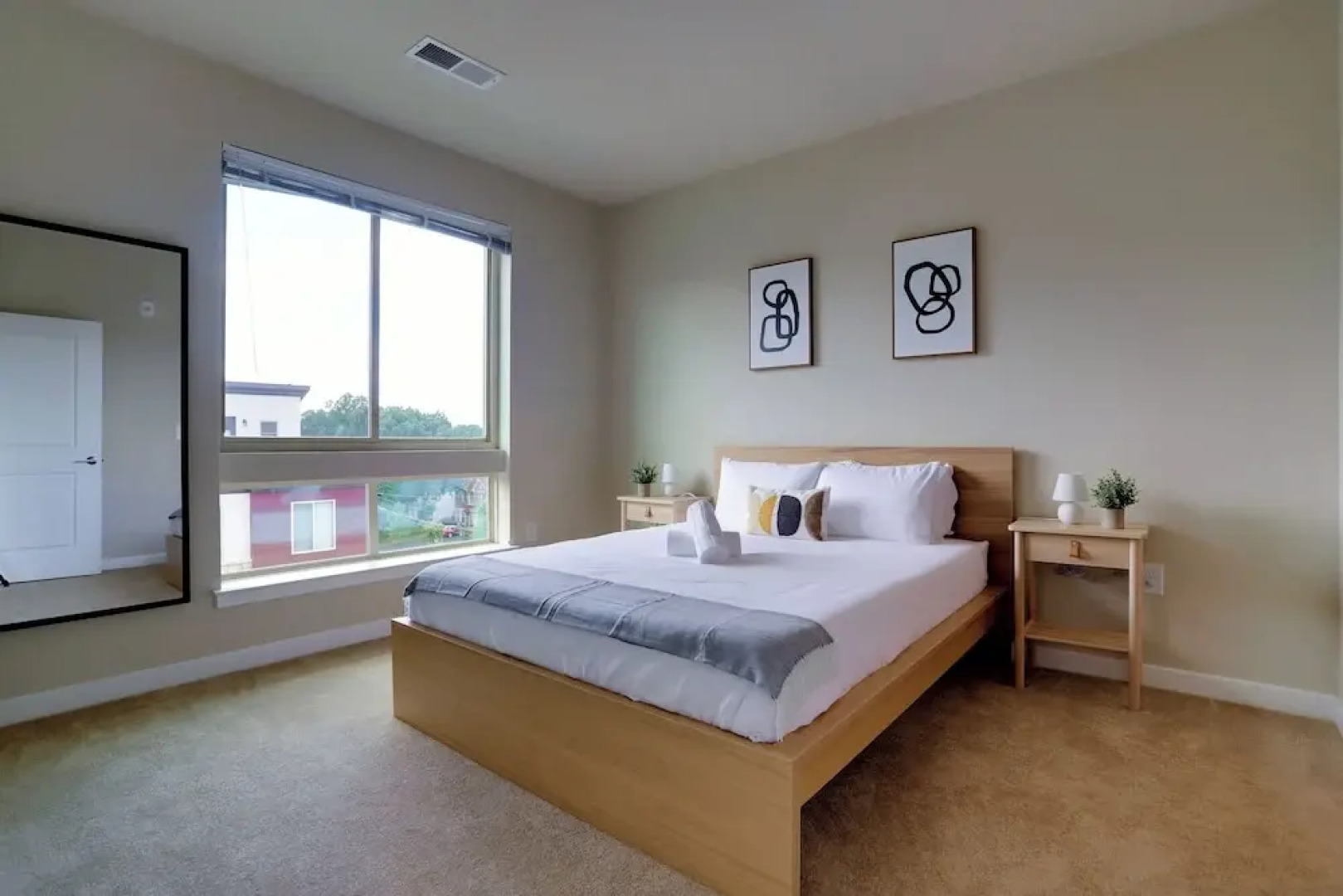 Stylish 2BR Condo in Alexandria