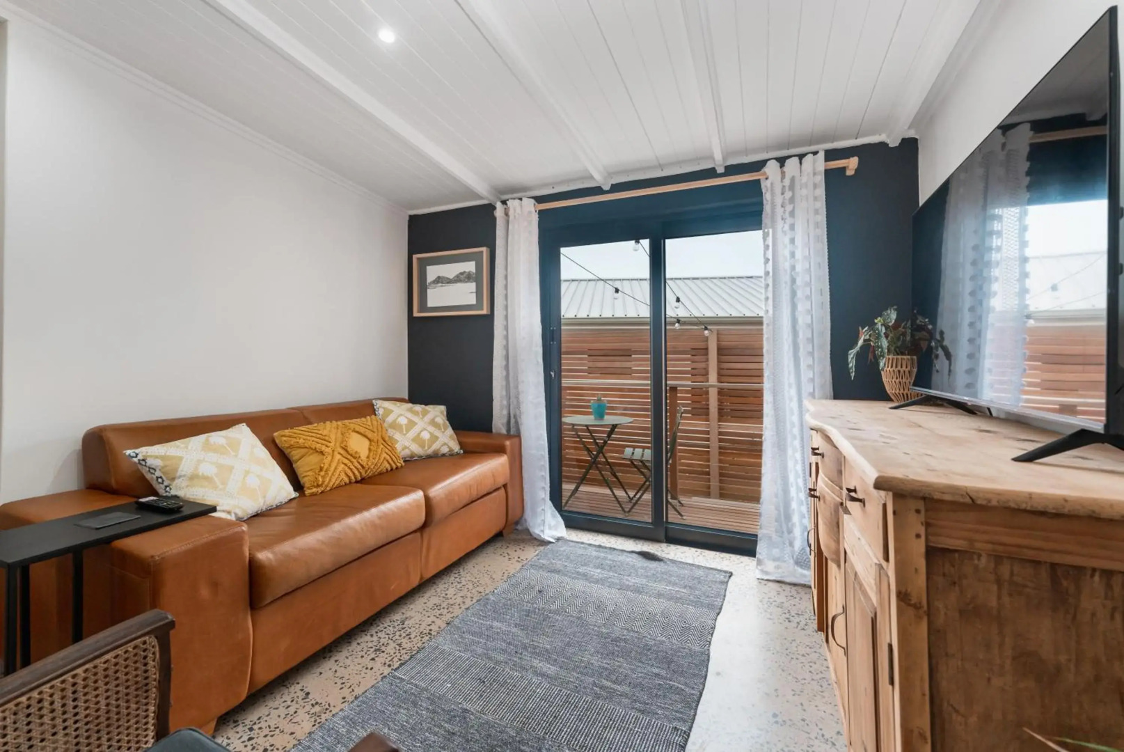 Dolphin Coast Doll House - quaint cottage close to the beach!