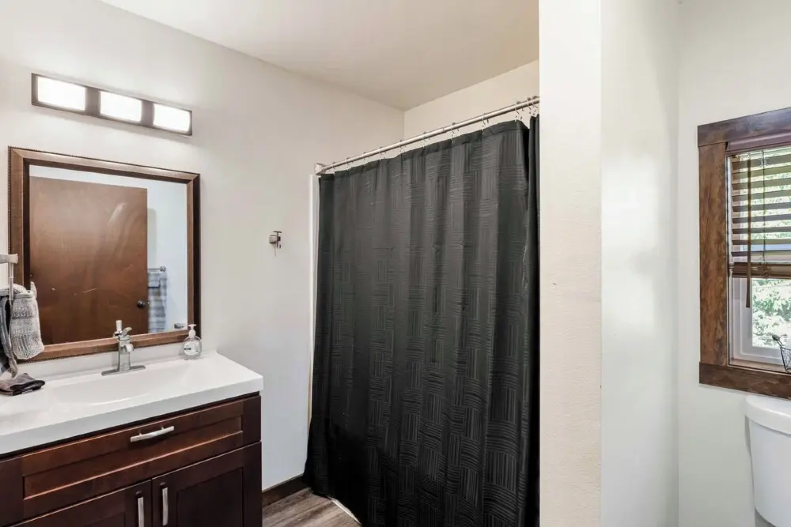 Lakefront Washington Home w/ Private Pool & Sauna