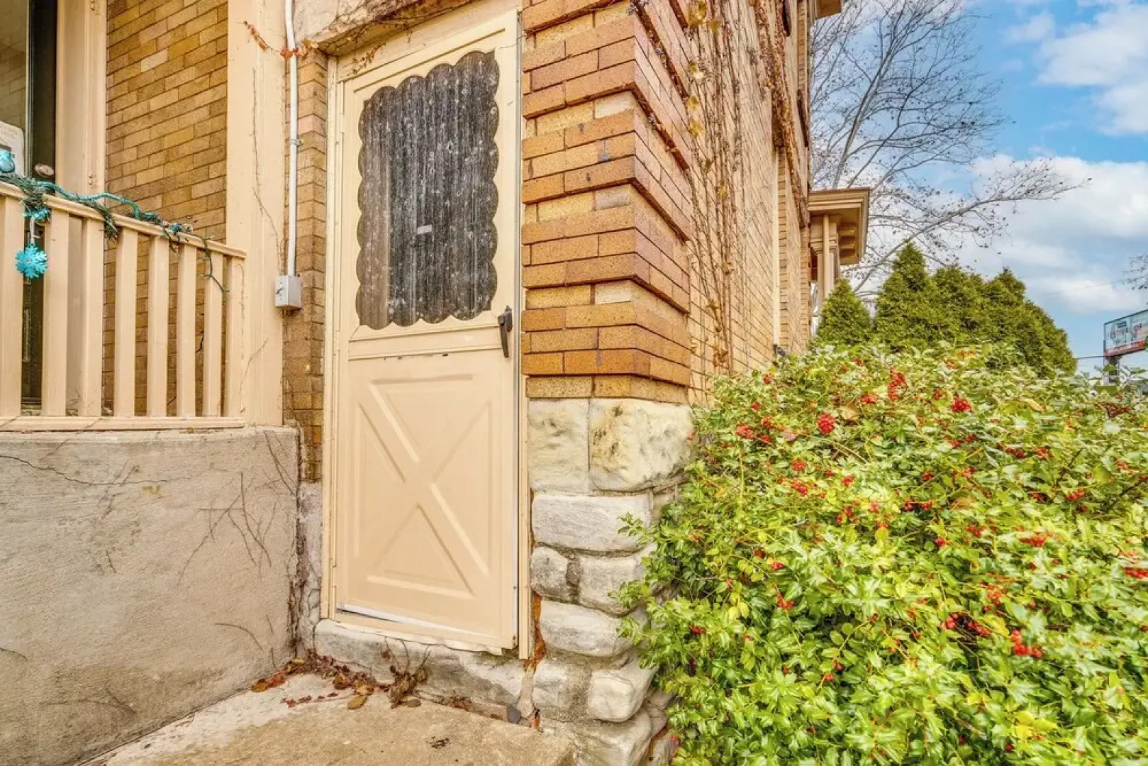 Walk to Garden & Restaurants: Zanesville Apartment