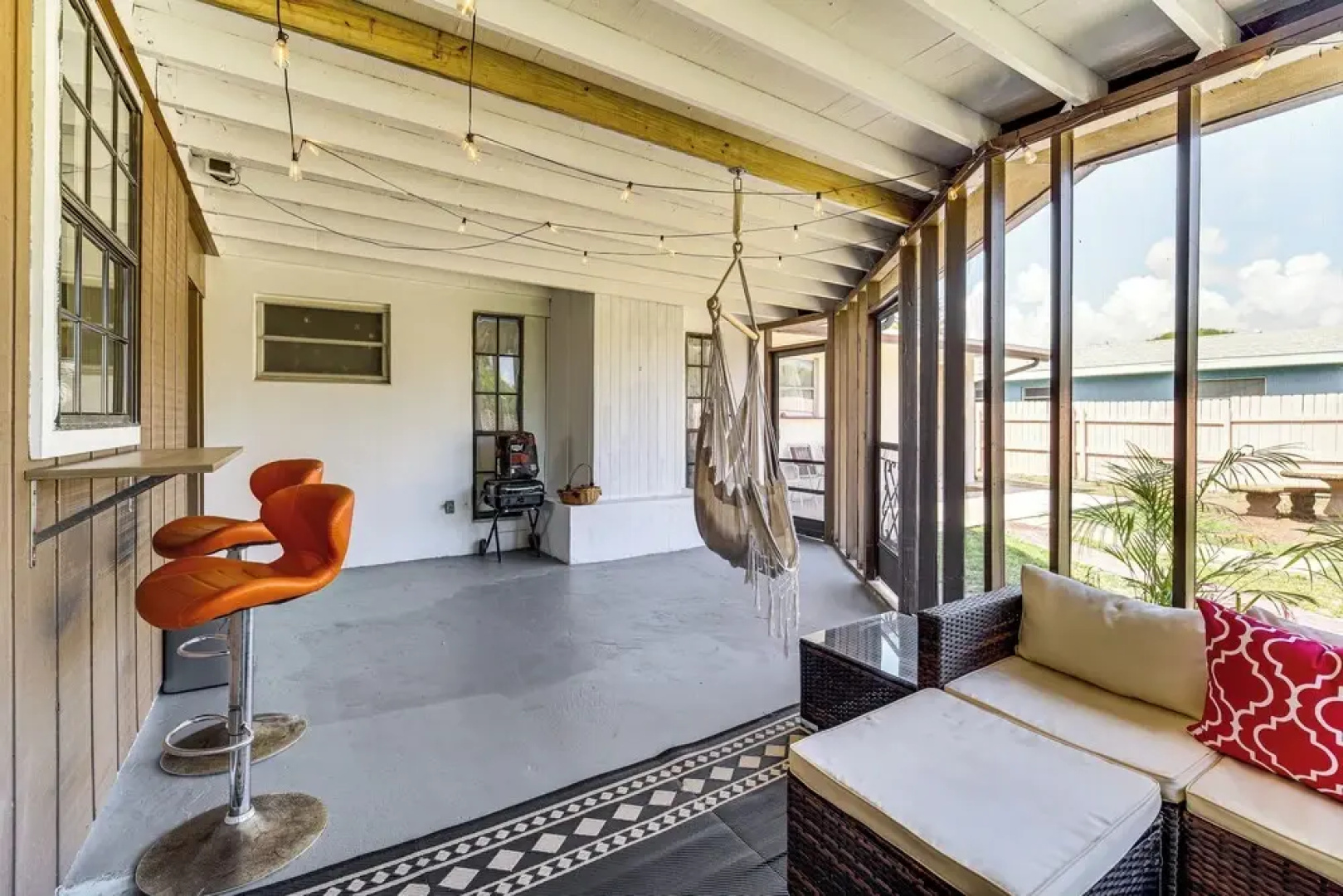 Walk to Beach & Eats: Modern Indialantic Apt