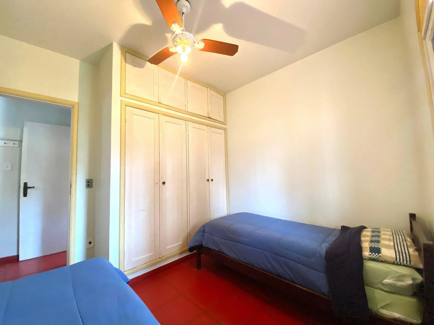 Casa 5 quartos, ampla, a 100 metros da praia. Amigos e família são bem vindos a essa casa. Venha viver momentos inesquecíveis aqui.