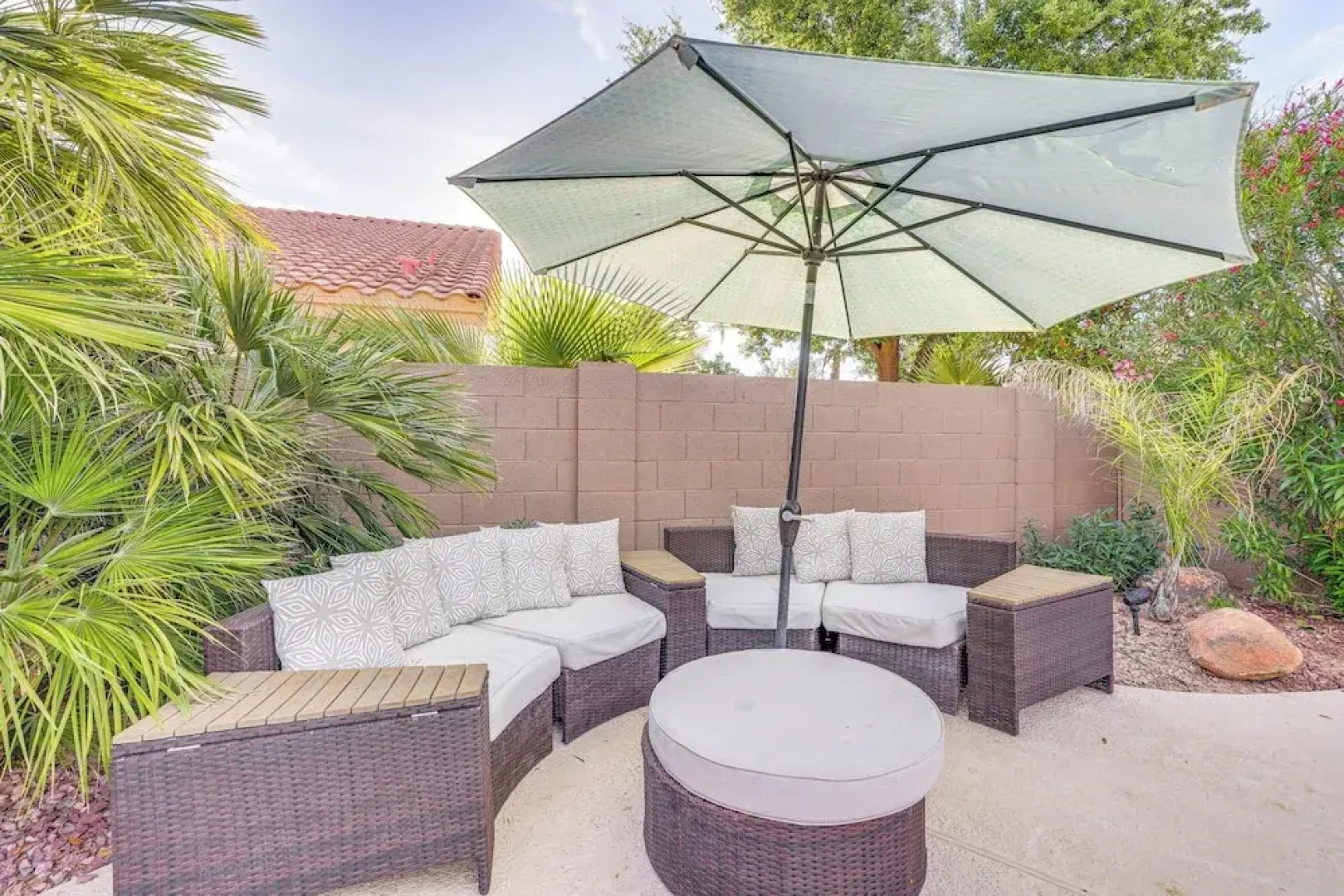 Saltwater Pool & Grill: Tempe Retreat!