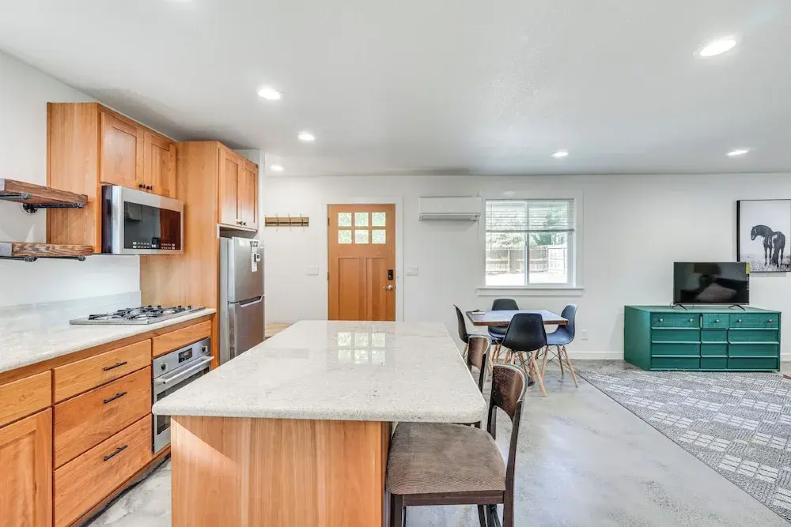 Welcoming Grants Pass Retreat - Walk to Park!