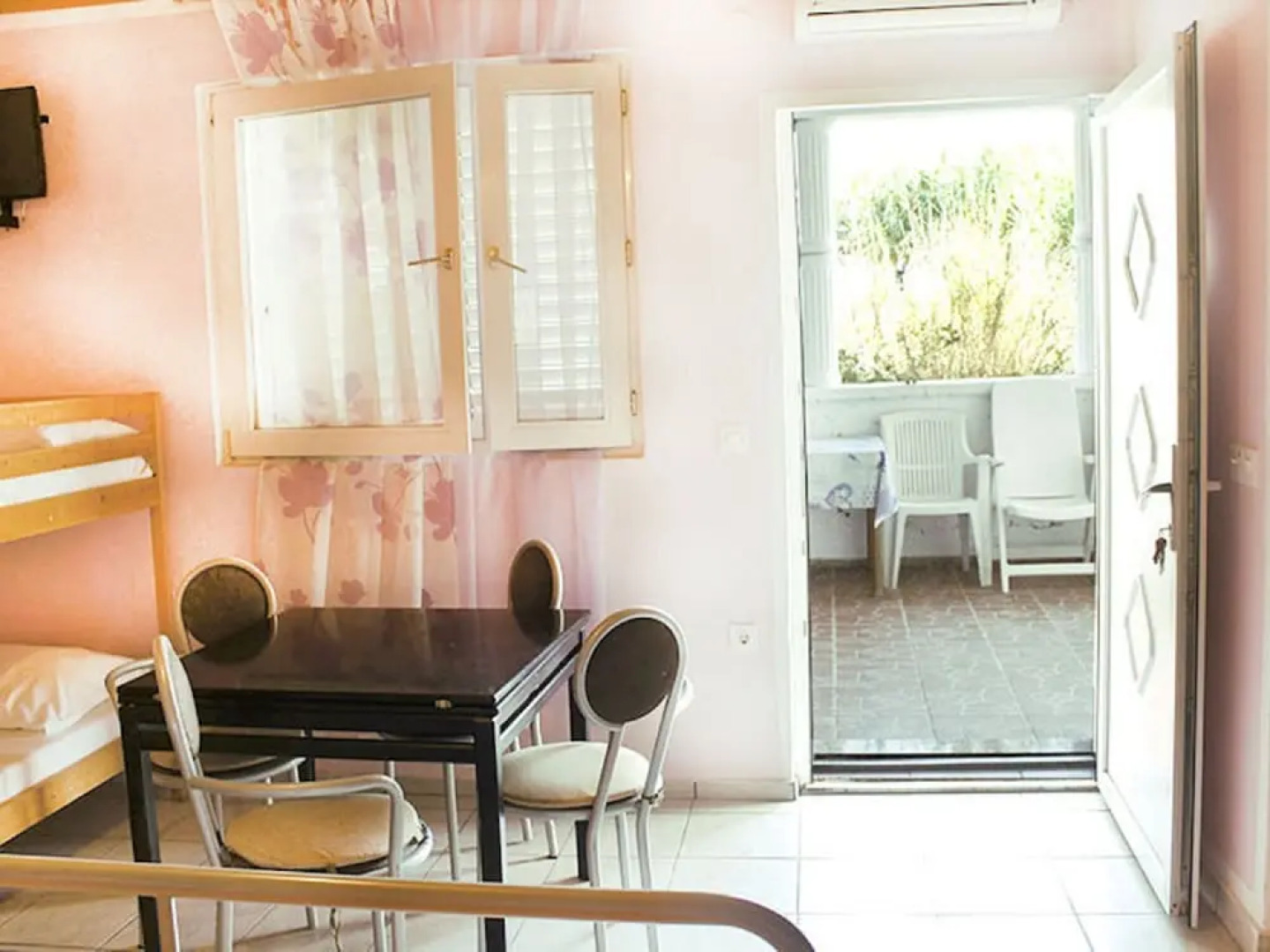 Comfortable Holiday Home in Metajna With Terrace