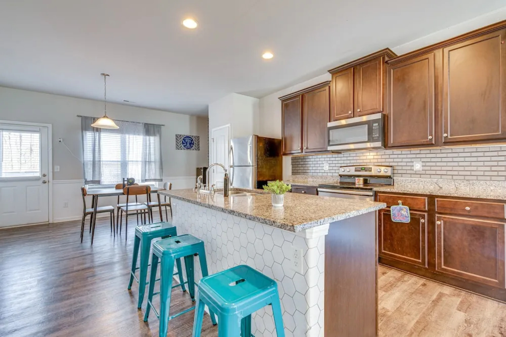 Union City Townhome: 17 Mi to Downtown Atlanta!