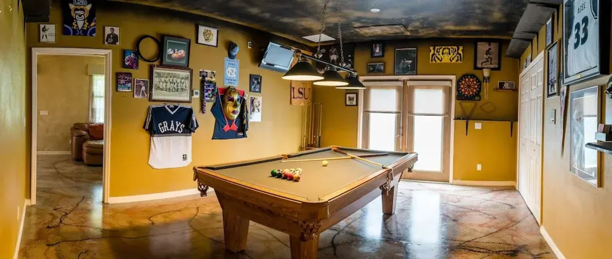 Chic Renovated Oasis: Disney & Universal Nearby 4 Bedroom Home by RedAwning