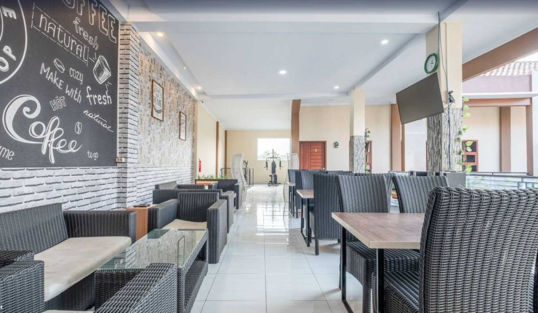 OYO 876 D' Exclusive