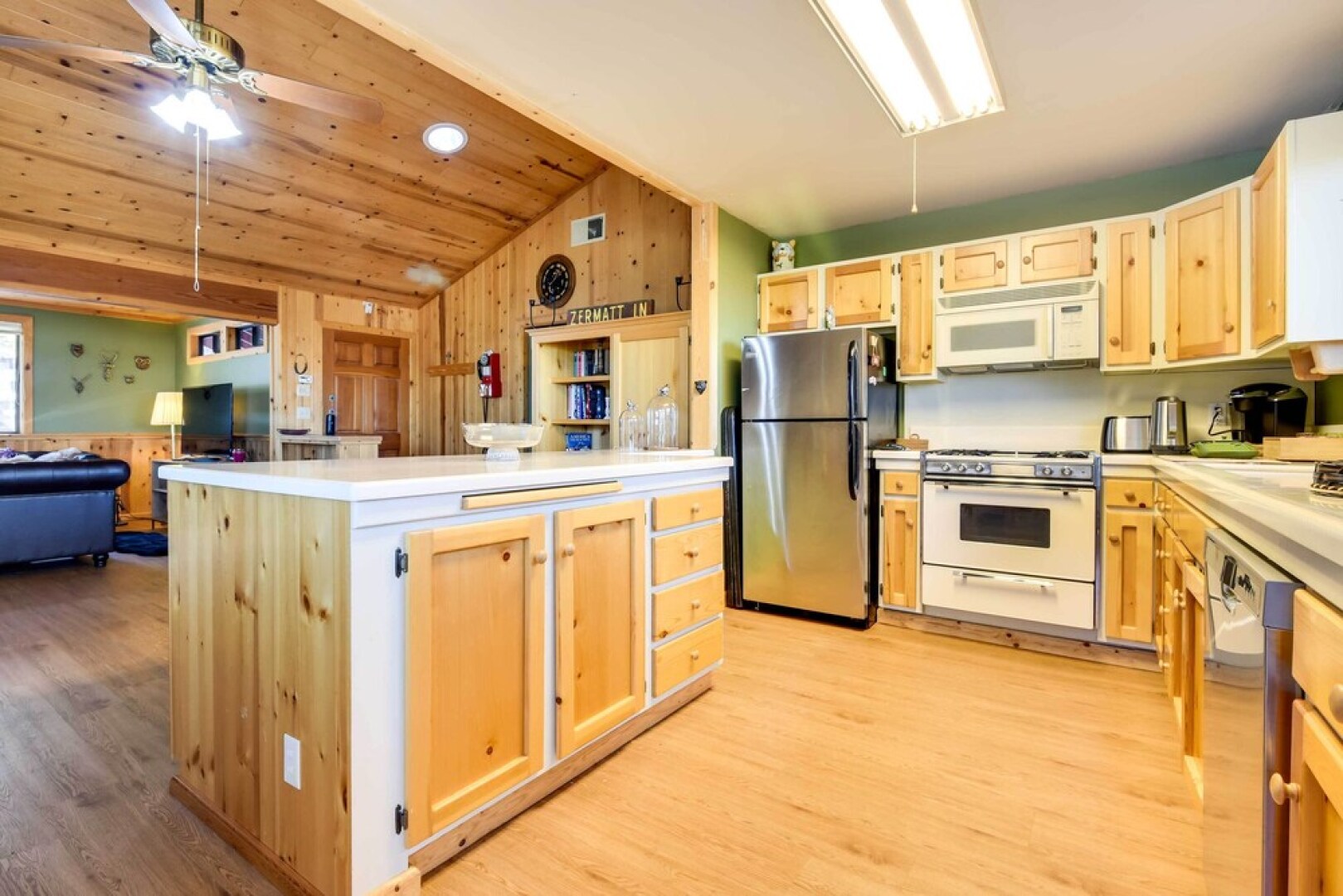 Rustic Pine Mtn Club Cabin w/ Beautiful View!