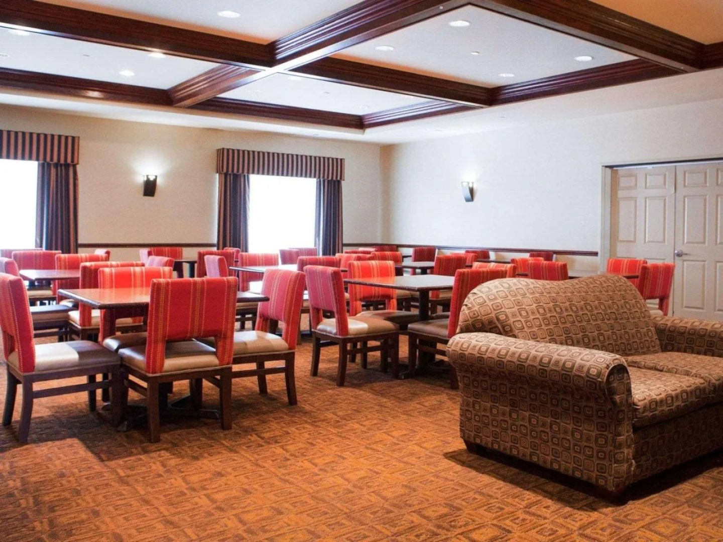 Holiday Inn Express & Suites Milwaukee Nw Park Place by IHG