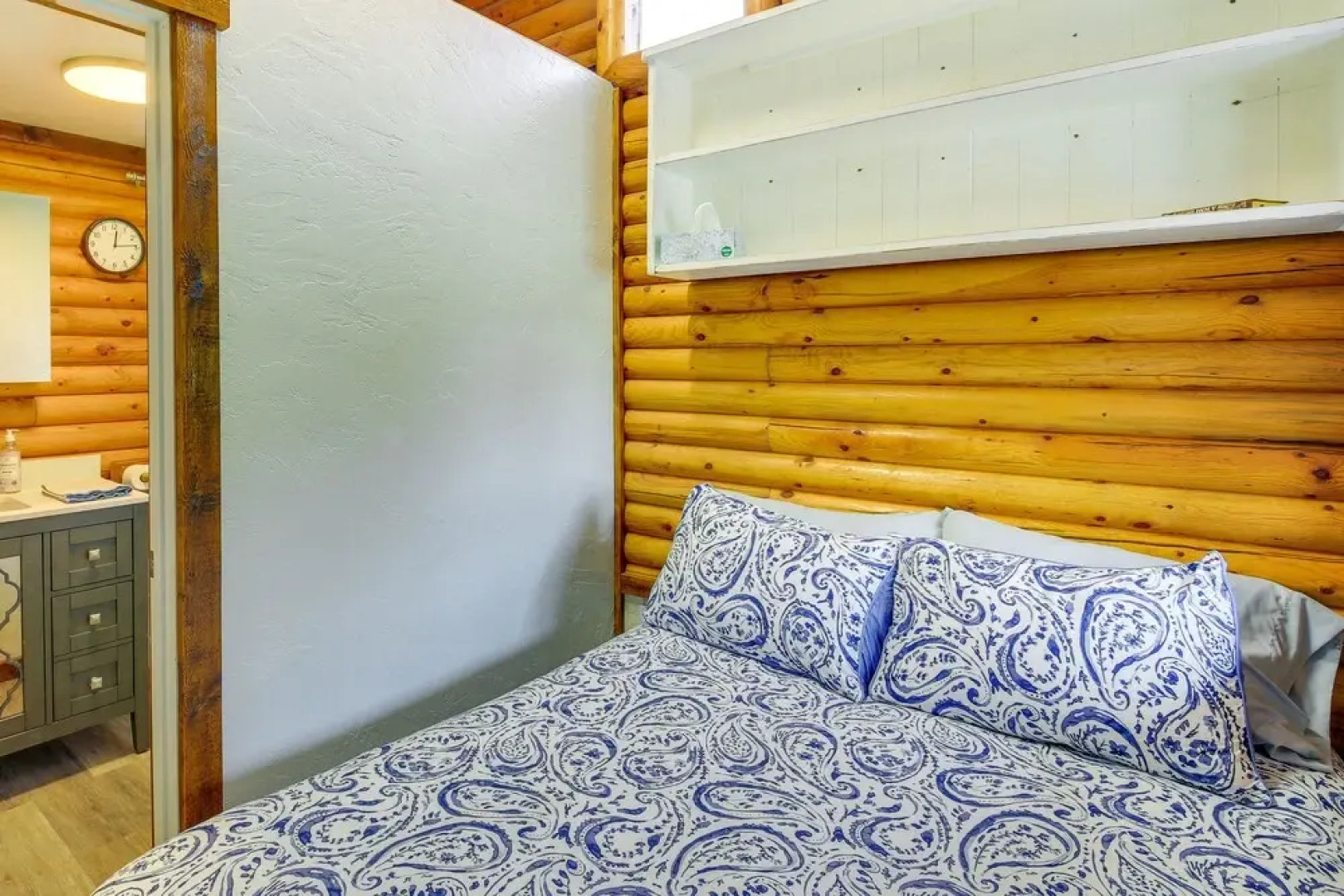 Cozy Thompson Falls Cabin w/ Mountain Views