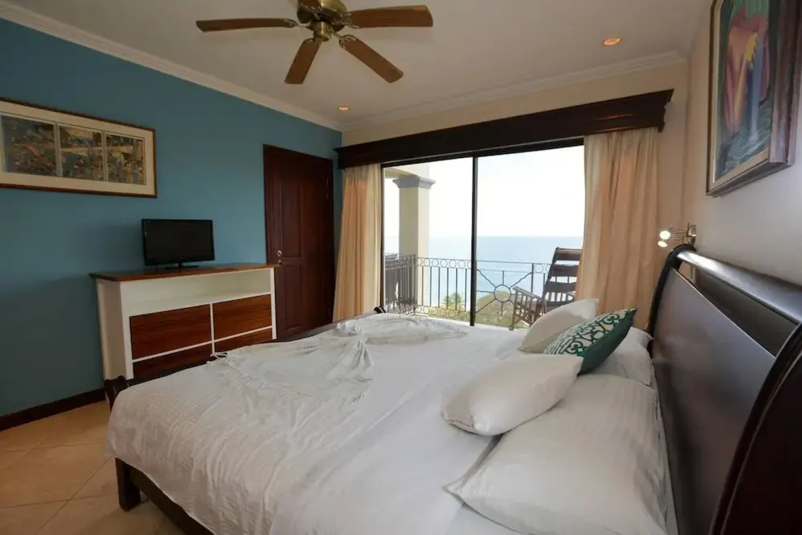 Fifth-Floor Condo with Breathtaking Ocean Views, Stylish Interior & Prime Location Near Flamingo Beach