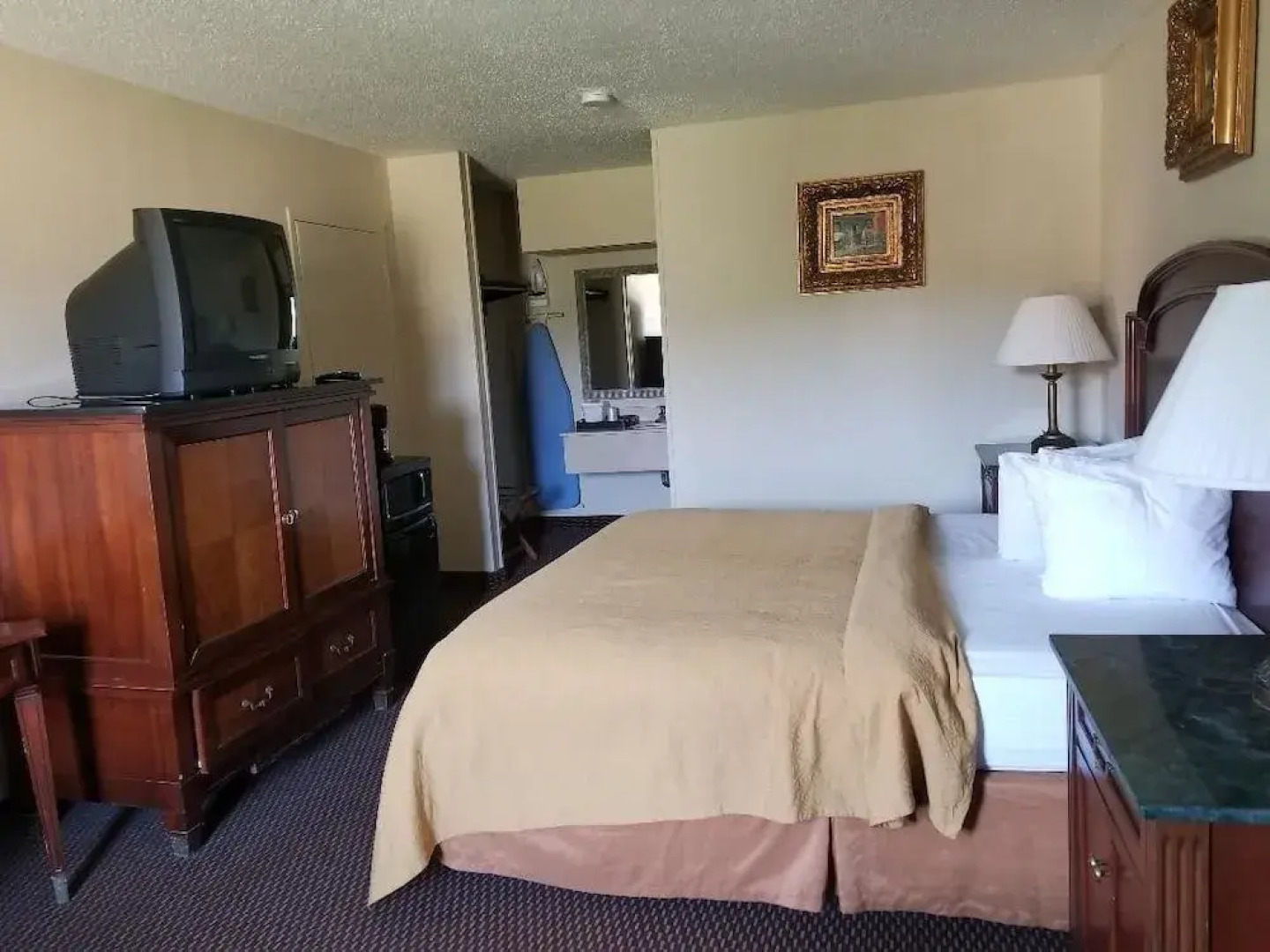 Executive Inn & Suites