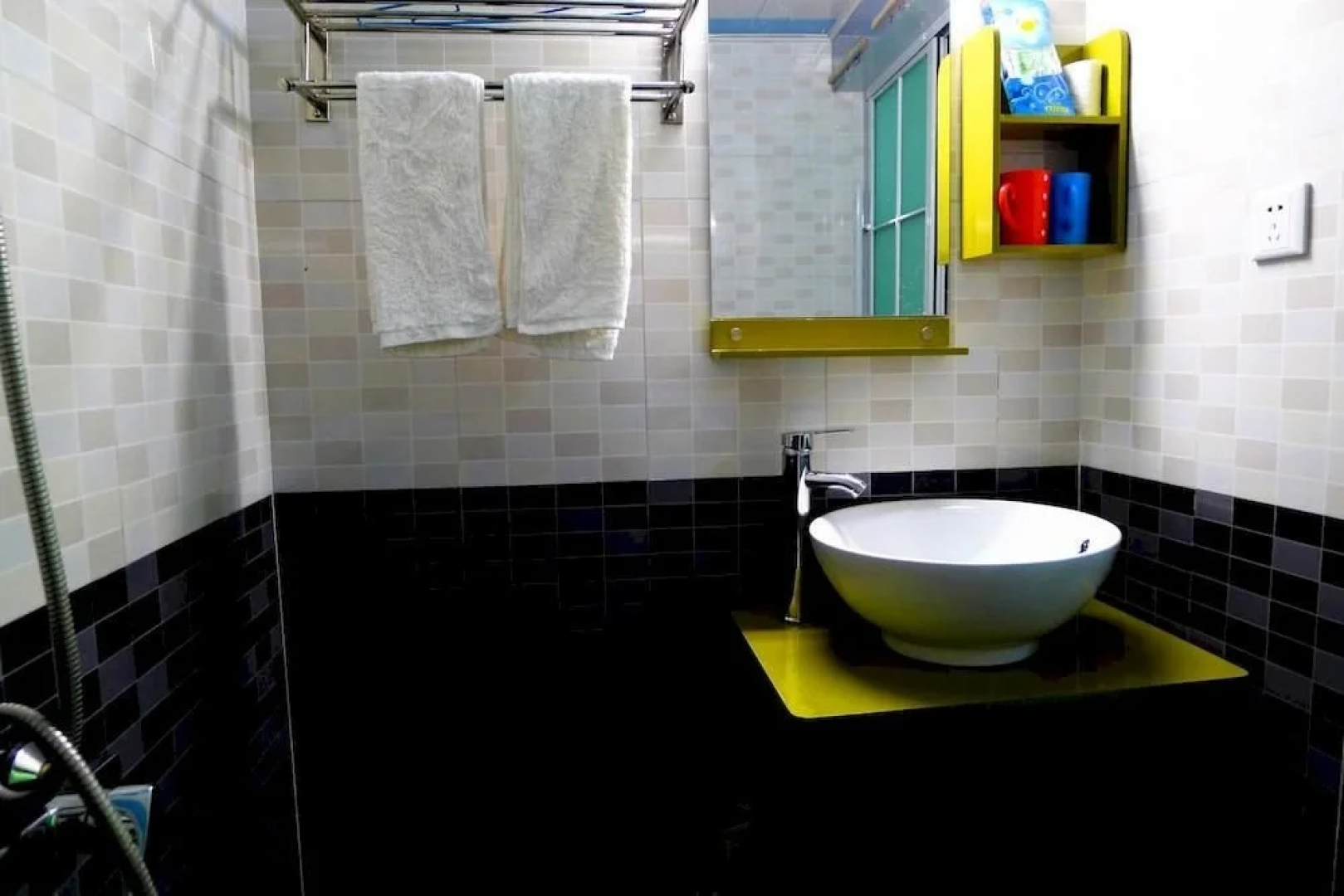 Migratory Bird In Fenghuang Inn