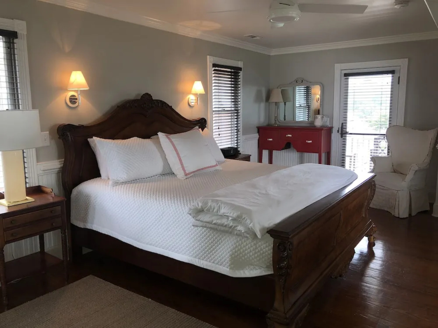 The Burrus House Inn Waterfront Suites