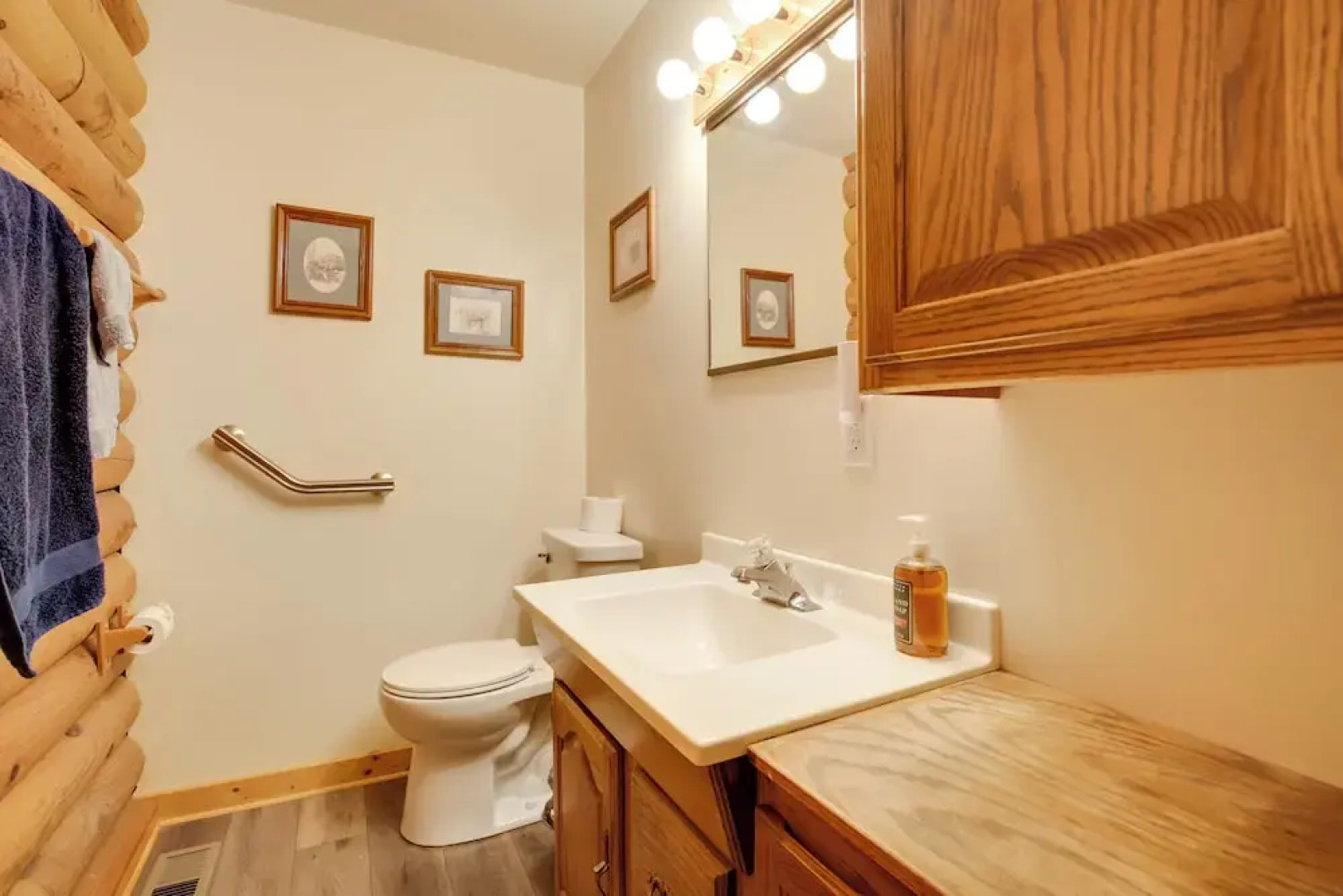 Family Gem Near the Chain of Lakes in Eagle River!